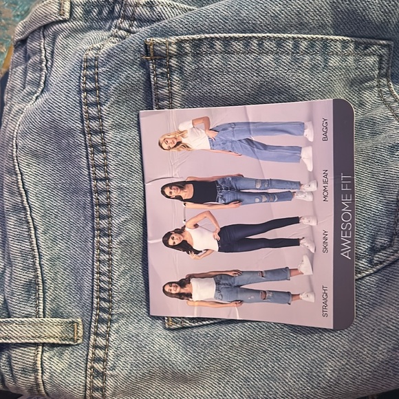 Light Washed Ripped Jeans - Picture 4 of 4